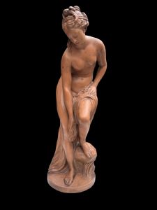scultura in terracotta raffigurante Venere al bagno